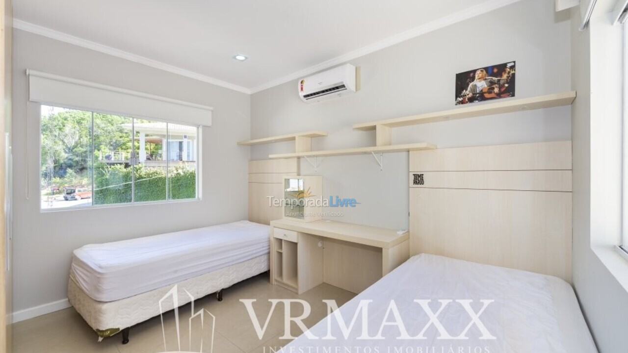 House for vacation rental in Bombinhas (Praia de Zimbros)