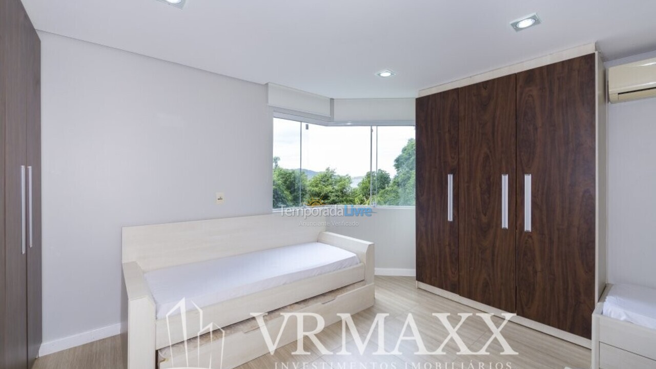 House for vacation rental in Bombinhas (Praia de Zimbros)