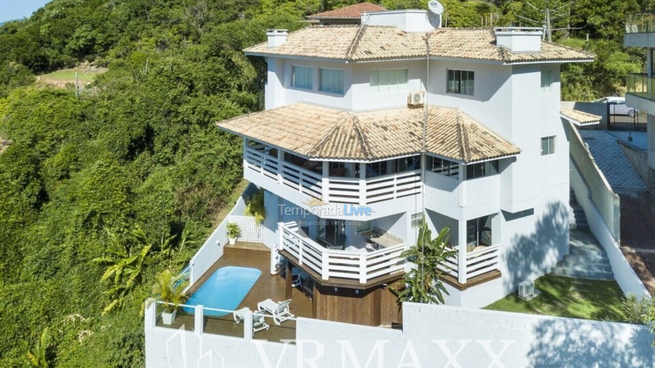 House for vacation rental in Bombinhas (Praia de Zimbros)