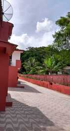 Espaçoso apartamento a 500m da praia do Taperapuan