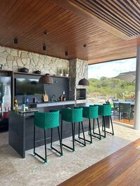 Varanda gourmet com churrasqueira. 