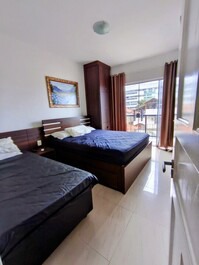 Quarto cama queen e solteiro