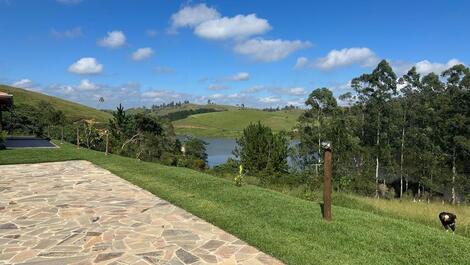 Vista linda da represa 