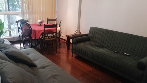 Sala com mesa disponível