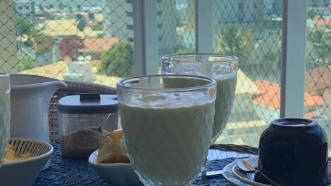 Café da manha desde da varanda 