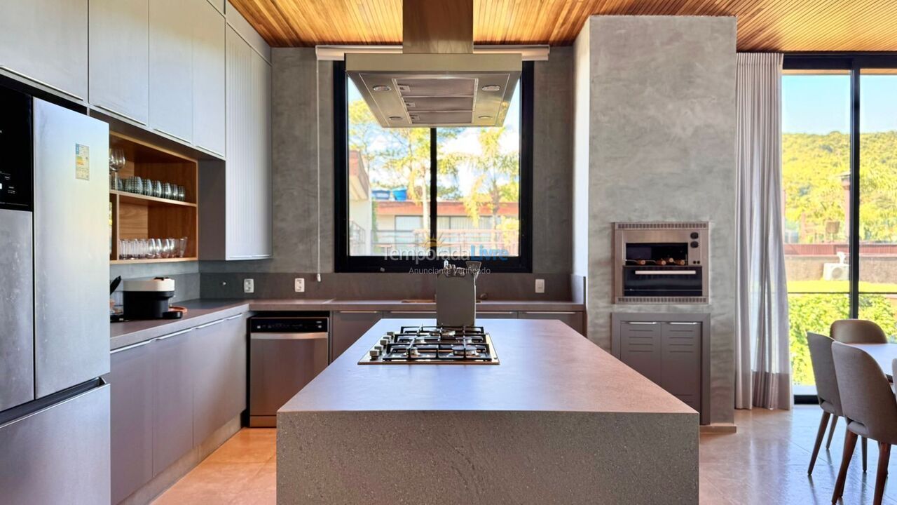 Casa para aluguel de temporada em São Sebastião (Praia da Baleia)