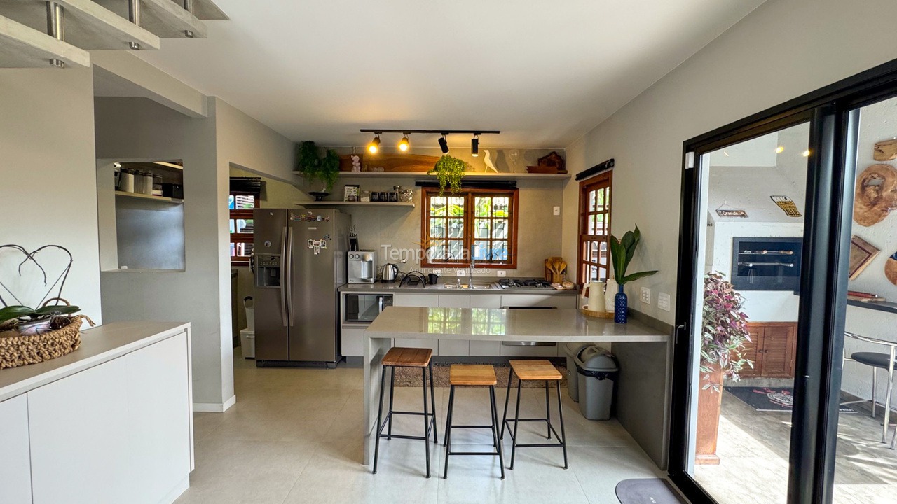 Casa para aluguel de temporada em Florianópolis (Jurere Tradicional)