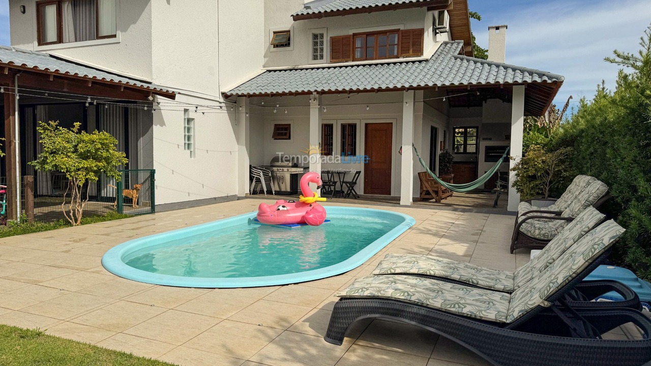 Casa para aluguel de temporada em Florianópolis (Jurere Tradicional)