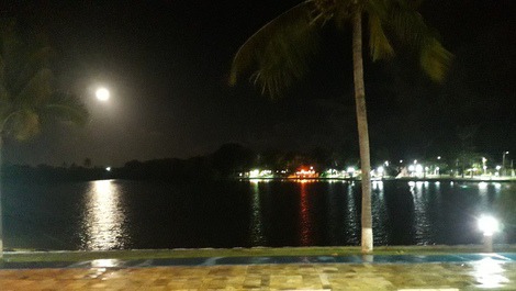 Vista frente lago noite de lua cheia