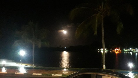 Vista frente lago noite de lua cheia