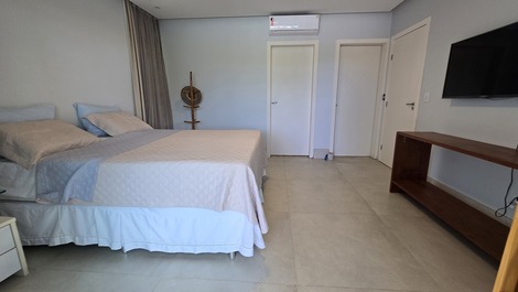 Casa con 5 suites con aire acondicionado, acceso a la playa y al río en una comunidad cerrada.