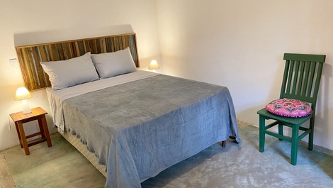 Dormitório com cama de casal