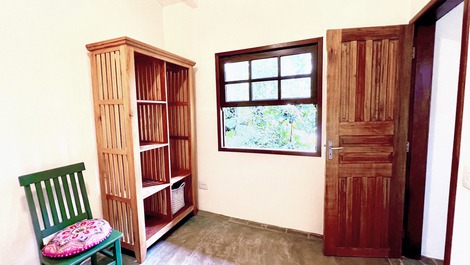 Detalhe dormitório com cama de casal