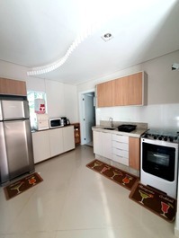 208A - Apartamento com 1 dormitório no centro Bombinhas