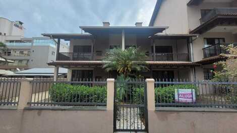 001F - Lindo apartamento com 1 dormitório no centro de Bombinhas.