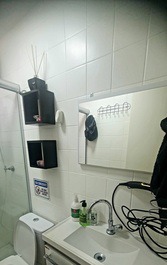 Alugo quarto em apto compartilhado bem localizado