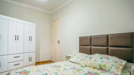 Quarto com uma cama de solteiro e suíte 