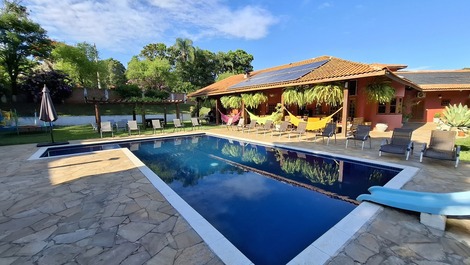 Chácara Santa Luzia Tietê - 7Súites/40P - Lounge/Piscina Climatiza