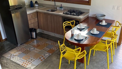 Cozinha com sala de jantar