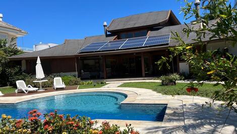 HOUSE WITH 3 SUITES AND POOL