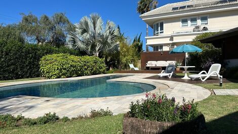 HOUSE WITH 3 SUITES AND POOL