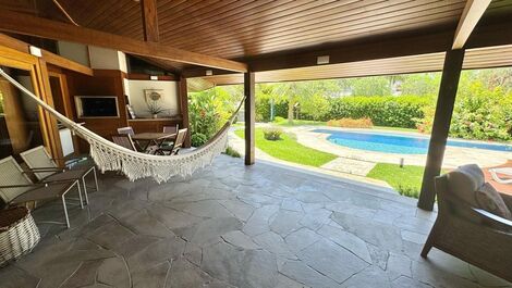 HOUSE WITH 3 SUITES AND POOL