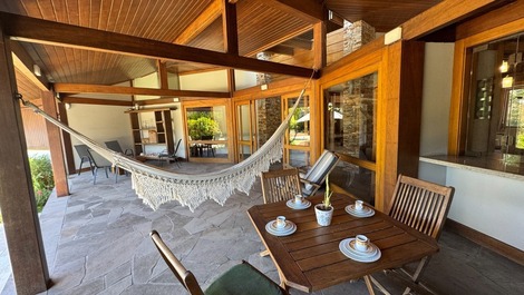 HOUSE WITH 3 SUITES AND POOL