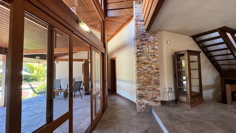 HOUSE WITH 3 SUITES AND POOL