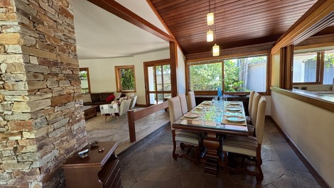 HOUSE WITH 3 SUITES AND POOL