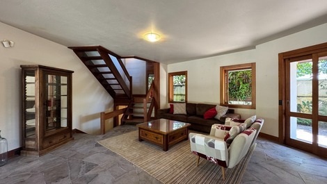 HOUSE WITH 3 SUITES AND POOL