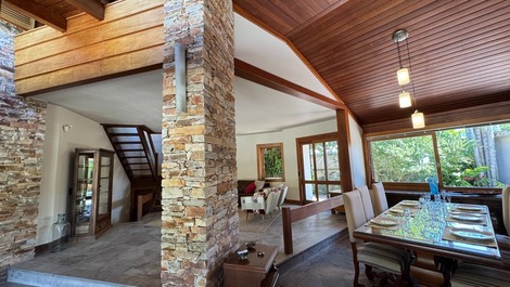 HOUSE WITH 3 SUITES AND POOL