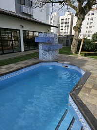 Casa c/ 5 quartos sendo 2 suítes, Churrasqueira e piscina