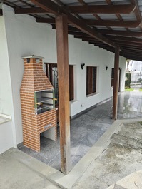 Casa c/ 5 quartos sendo 2 suítes, Churrasqueira e piscina