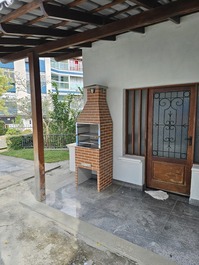 Casa c/ 5 quartos sendo 2 suítes, Churrasqueira e piscina