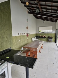 Casa c/ 5 quartos sendo 2 suítes, Churrasqueira e piscina