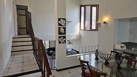 Casa c/ 5 quartos sendo 2 suítes, Churrasqueira e piscina