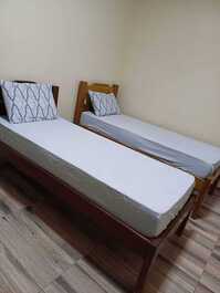 Quarto o2 temos 03 cama de solteiros