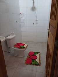 Este banheiro fica ao lado do quarto 01