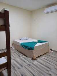 Temos neste quarto uma cama de casal e uma beliche