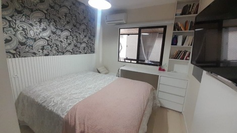 LATERAL AO MAR, COM 2 DORMITÓRIOS E VISTA AO MAR