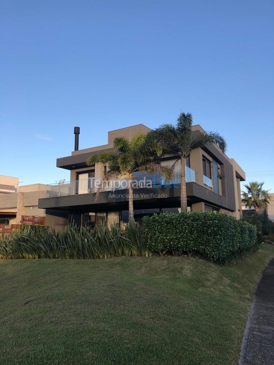 Casa para aluguel de temporada em Capão da Canoa (Parque Antártica)