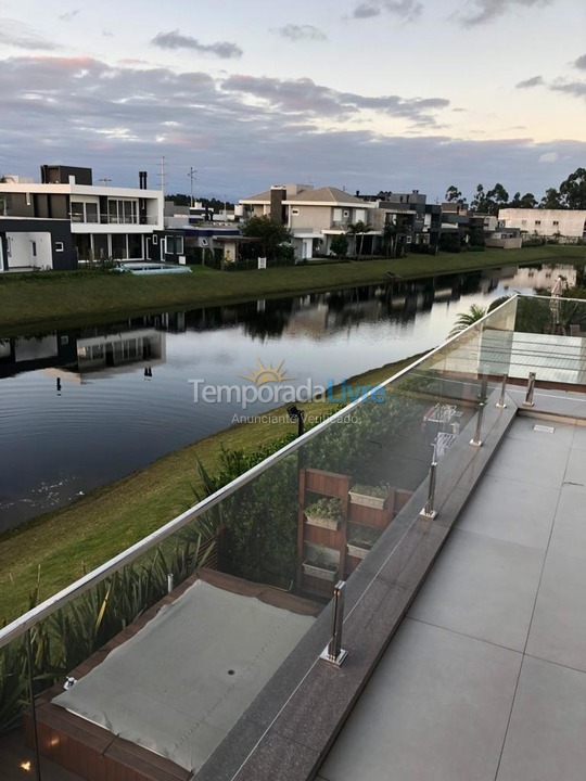 Casa para aluguel de temporada em Capão da Canoa (Parque Antártica)