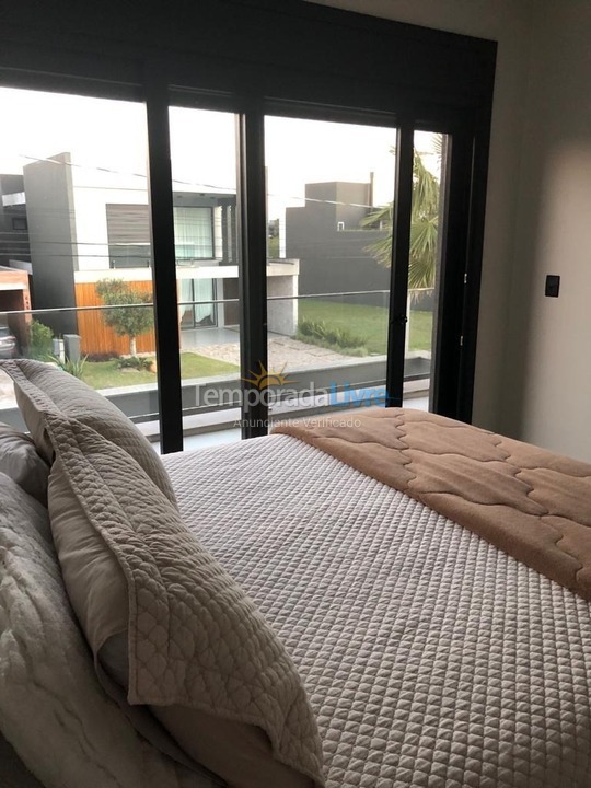 Casa para aluguel de temporada em Capão da Canoa (Parque Antártica)