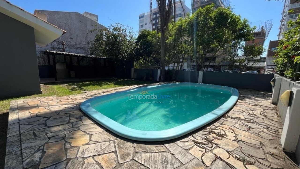 Casa para aluguel de temporada em Capão da Canoa (Zona Nova)