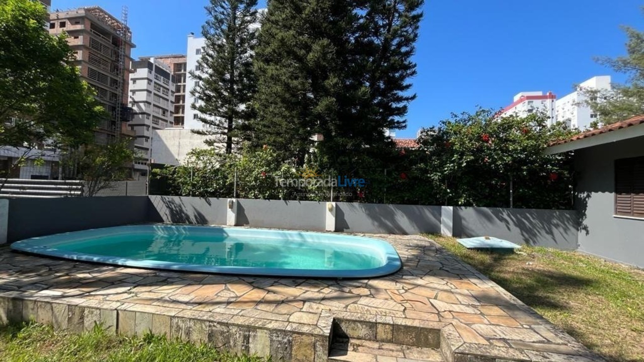 Casa para aluguel de temporada em Capão da Canoa (Zona Nova)