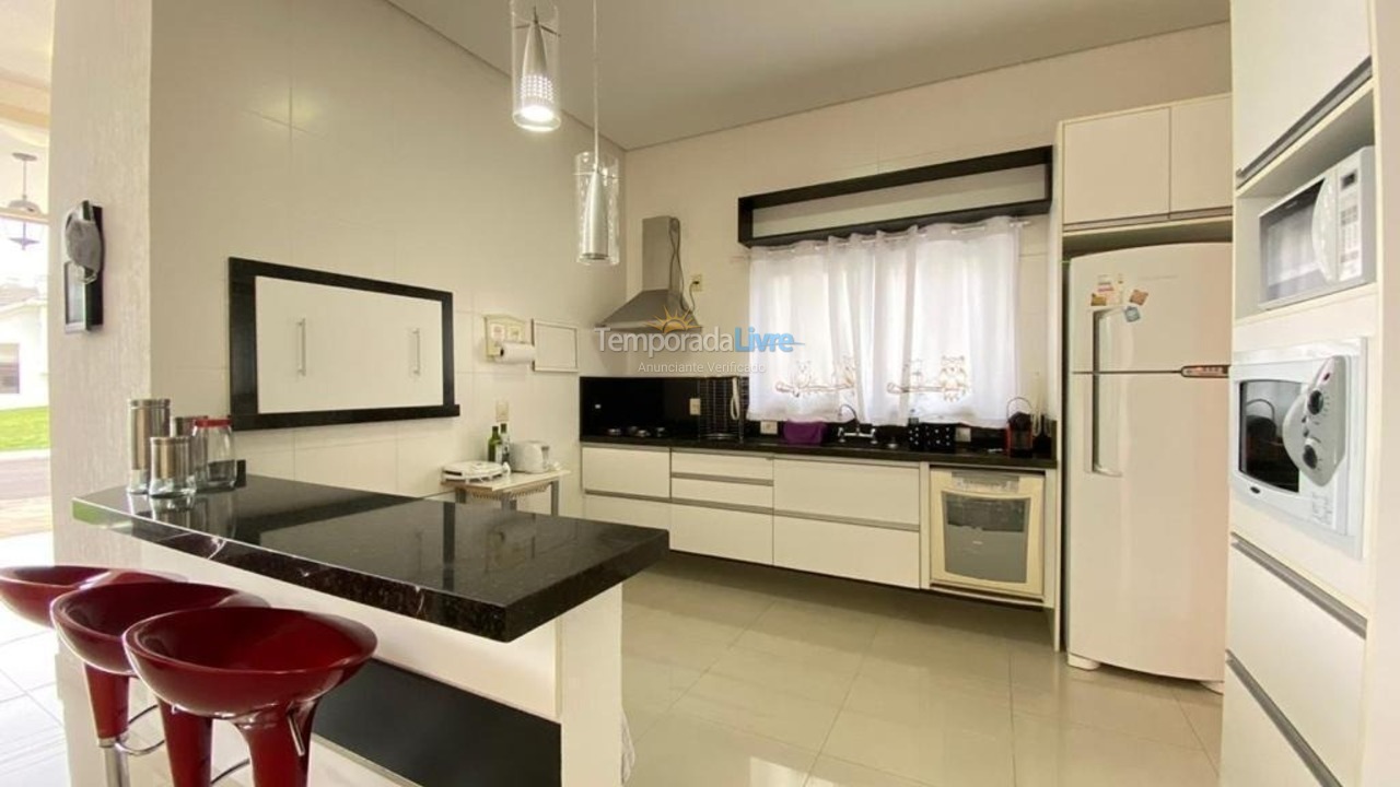 Casa para aluguel de temporada em Capão da Canoa (Zona Nova)