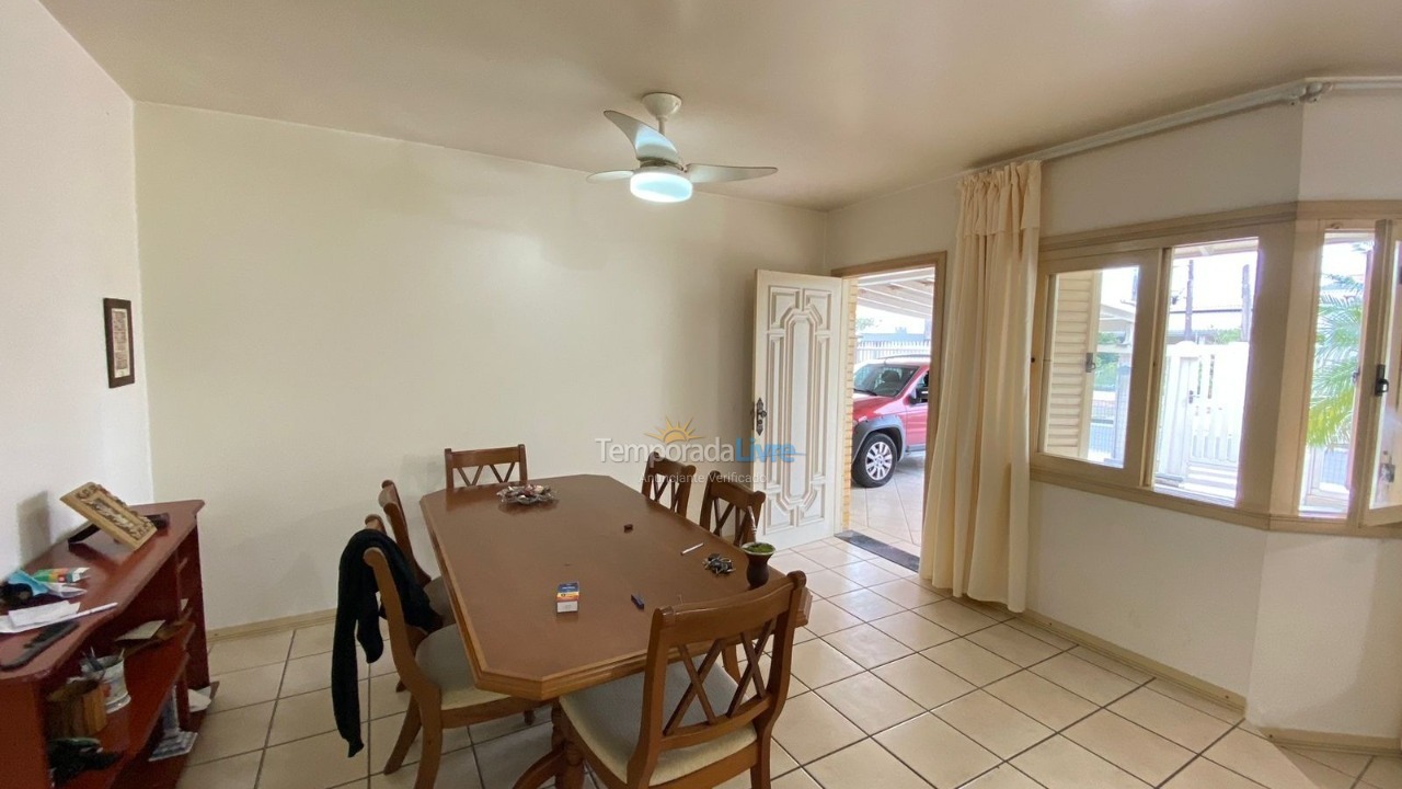 Casa para aluguel de temporada em Capão da Canoa (Zona Nova)