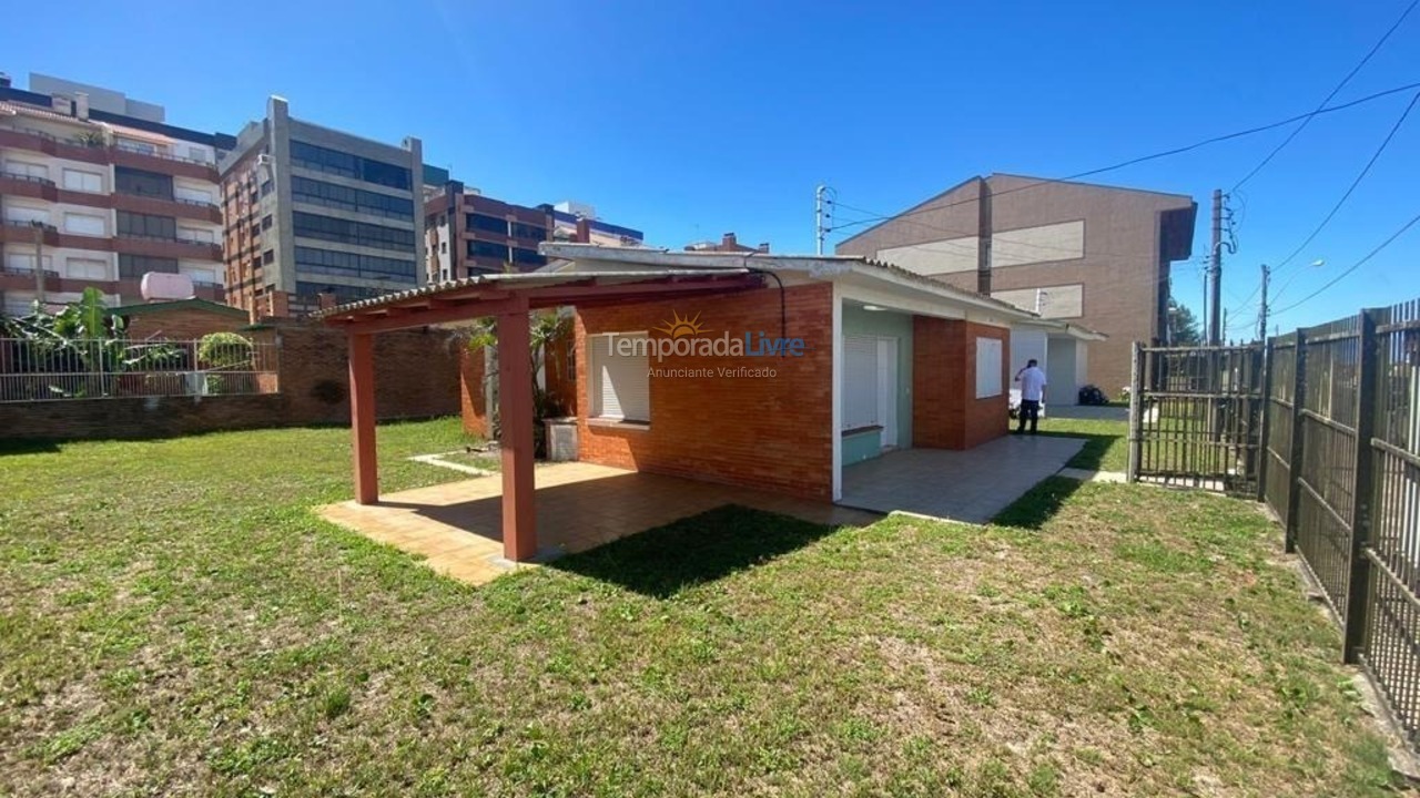 Casa para aluguel de temporada em Capão da Canoa (Zona Nova)