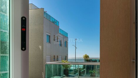 Beachfront Apartment with 03 Suites in Bombas