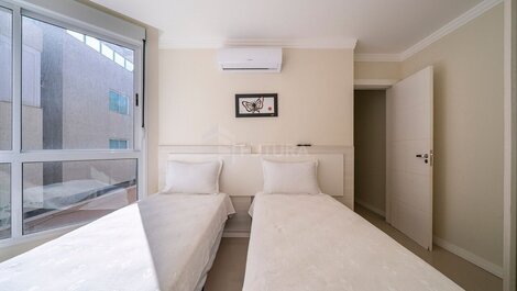 Beachfront Apartment with 03 Suites in Bombas